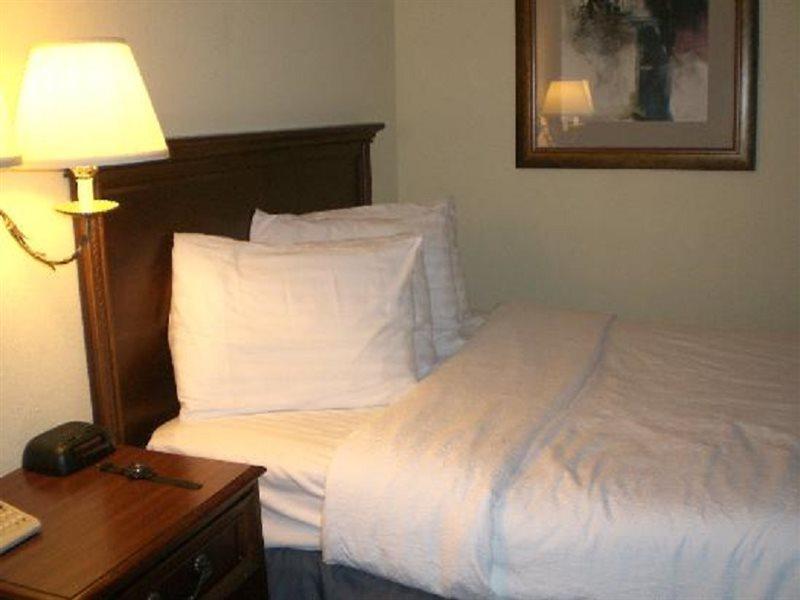 Garden Plaza Hotel Saddle Brook Exterior photo