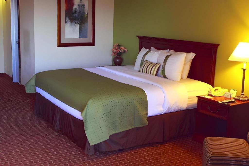 Garden Plaza Hotel Saddle Brook Exterior photo