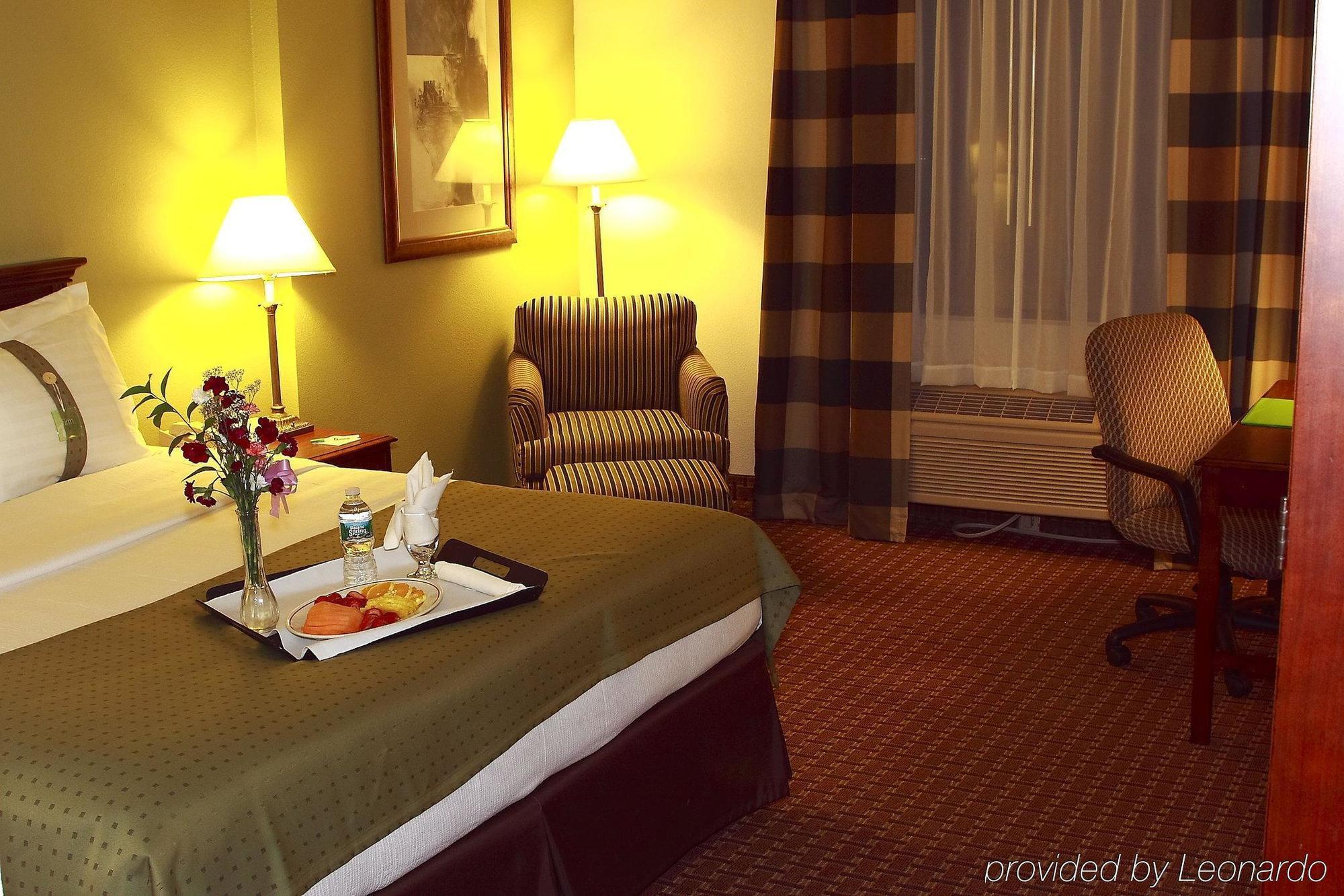 Garden Plaza Hotel Saddle Brook Room photo