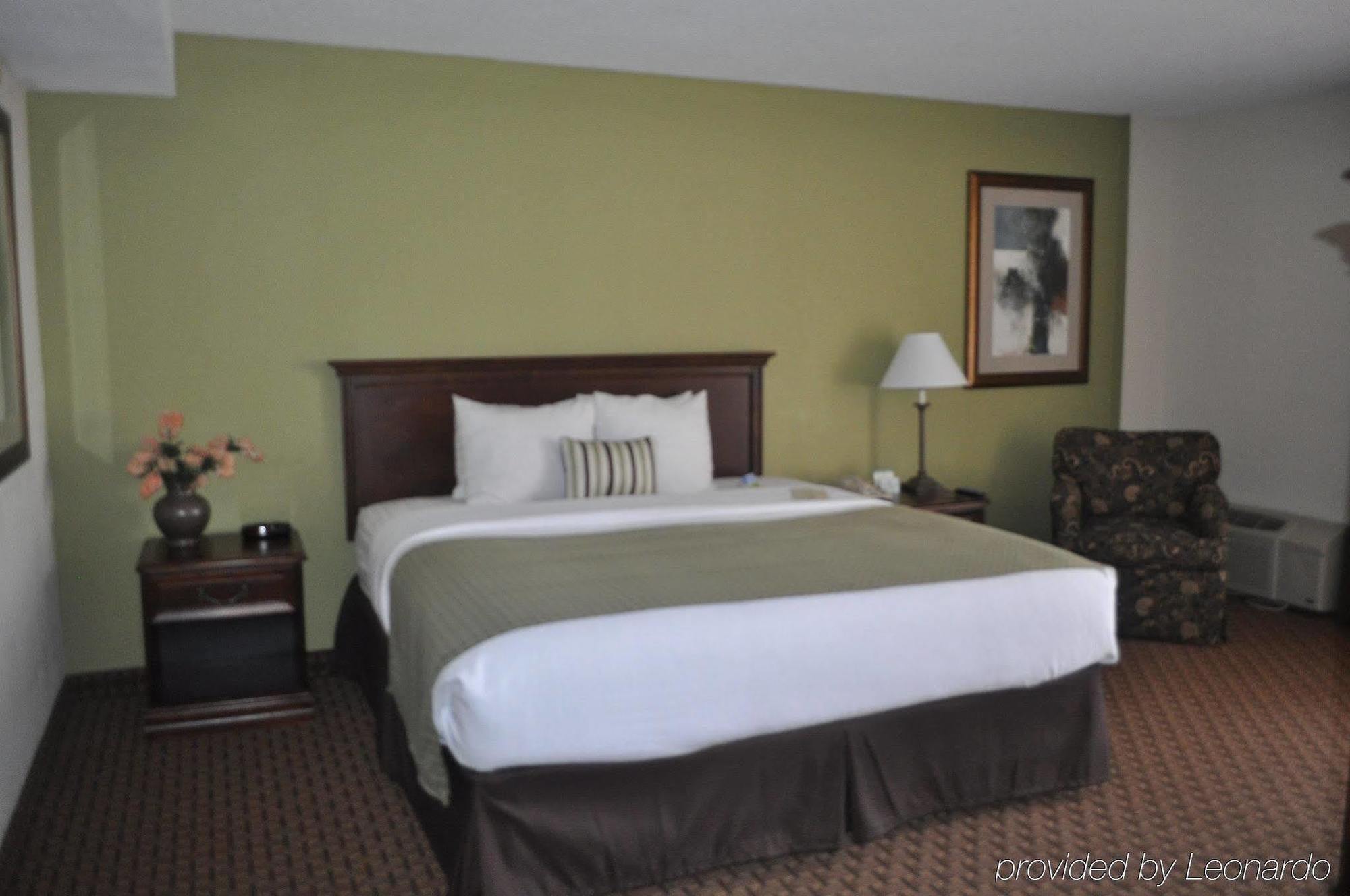 Garden Plaza Hotel Saddle Brook Room photo